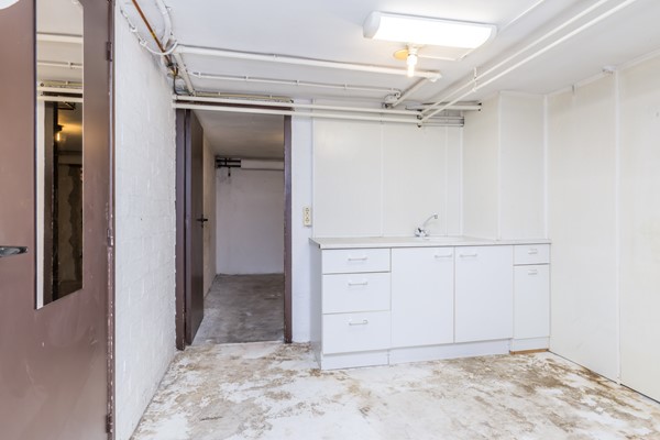 Foto - Te koop: Deels te moderniseren splitlevel drive-in woning (bouwjaar 1963) met 128 m² woonoppervlakte, 3 slaapkamers, tuin en een inpandige garage in Simpelveld